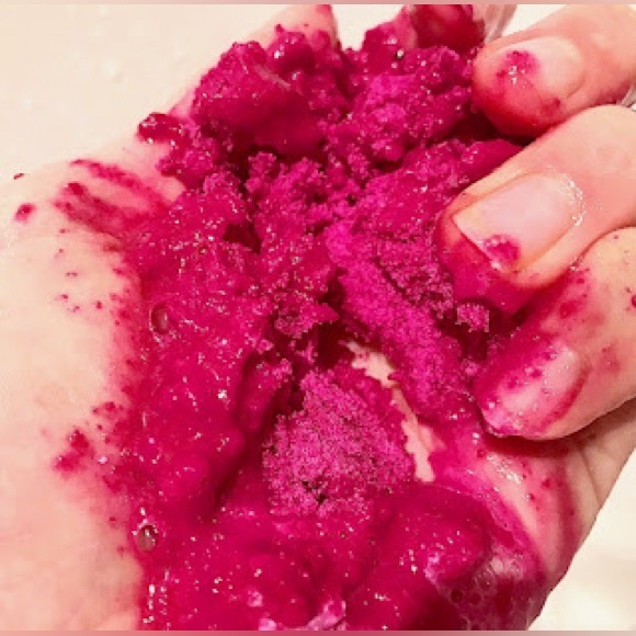 RARE LUSH COSMETICS CHRISTMAS MY TWO FRONT TEETH BUBBLE BAR (last one available) - Picture 4 of 6